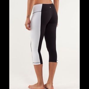 Lululemon black and white Capri leggings sz 2